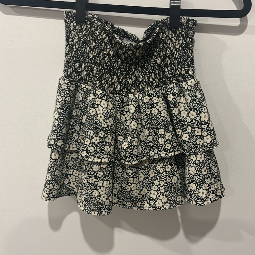 Two-tiered Zara skirt with elastic waistband.